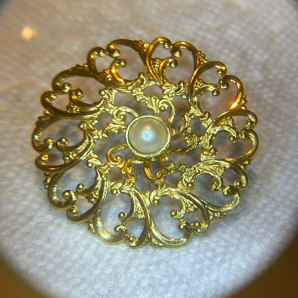 Vintage Decorative Gold-tone Screw Pin with Faux Pearl in Center/Swirl design